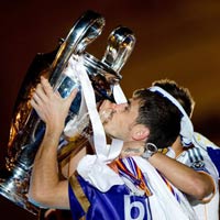 Real ăn mừng “decima” nổ tung thành Madrid